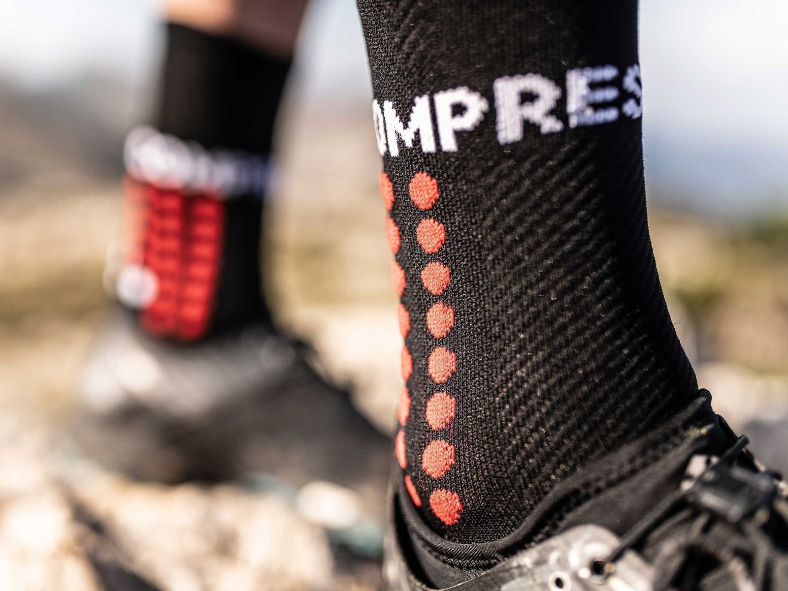 Calcetines de Running largos Compressport Full Negro – A Rueda
