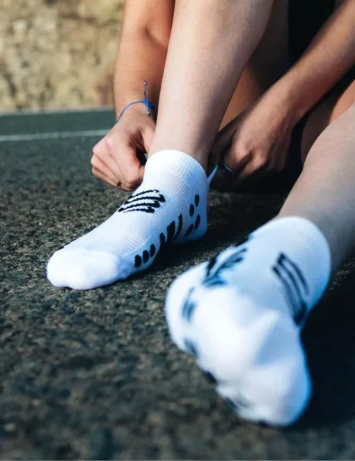 Calcetines Pro Racing Socks RUN LOW v4.0 White/ Black - Compressport - Imagen 4