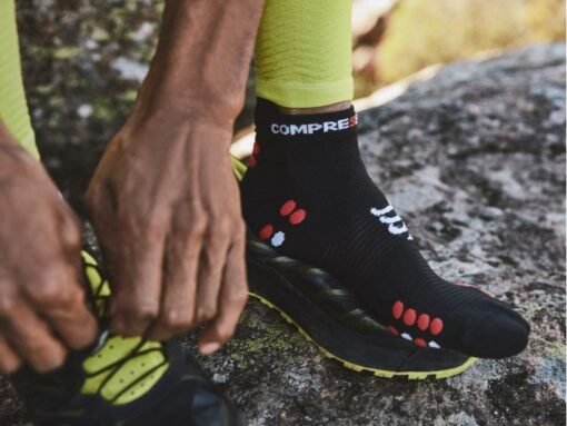 Calcetines de Running Pro Racing V4.0 Cortos Compressport Negros Rojos - Imagen 2