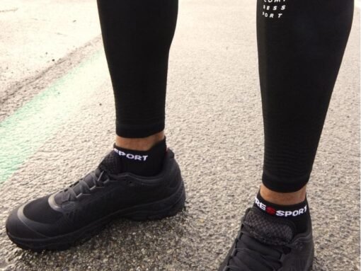 Calcetines de Running Pro Racing V4.0 Cortos Compressport Negros Rojos - Imagen 5