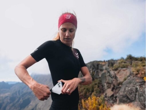 Polera de Trail Running Mujer Compressport Negra - Imagen 4